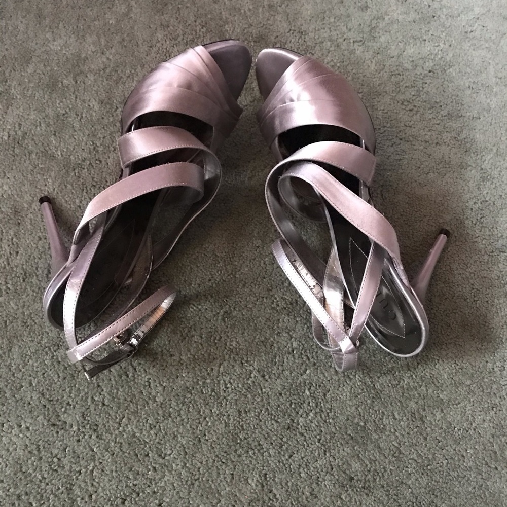 Ladies Beautiful Satin GUESS Heels EUC - Picture 3 of 5
